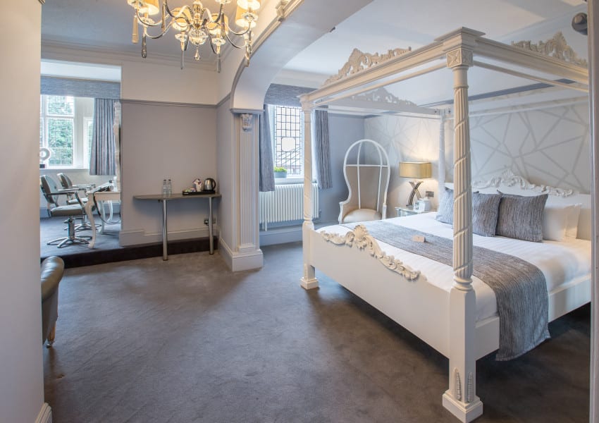 Bedroom with four poster bed